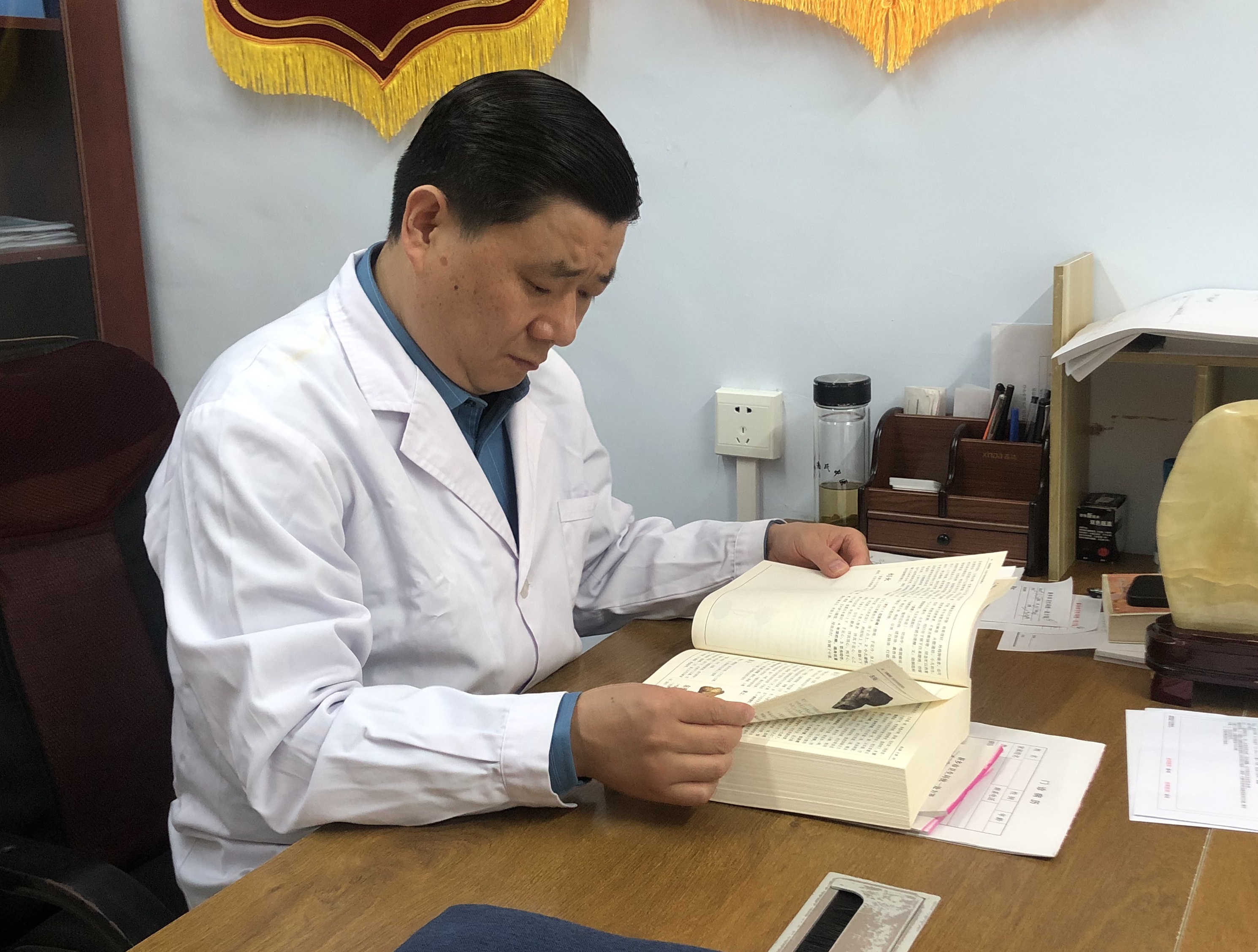 新乡潘氏脑病潘杰主任坐诊图