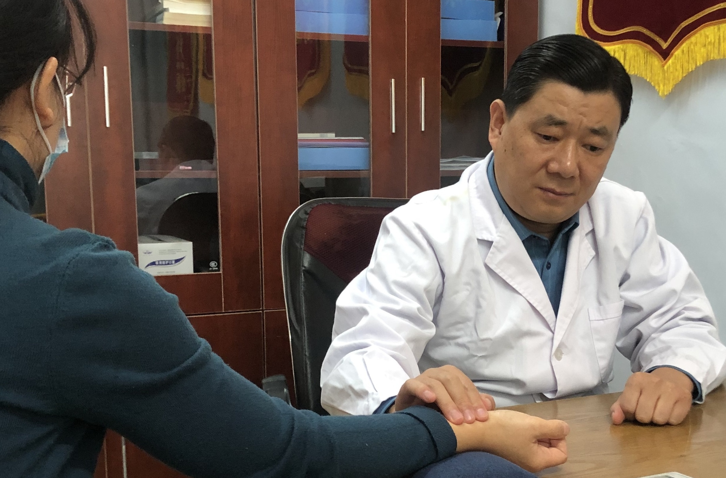 新乡潘氏脑病专科潘杰主任坐诊图